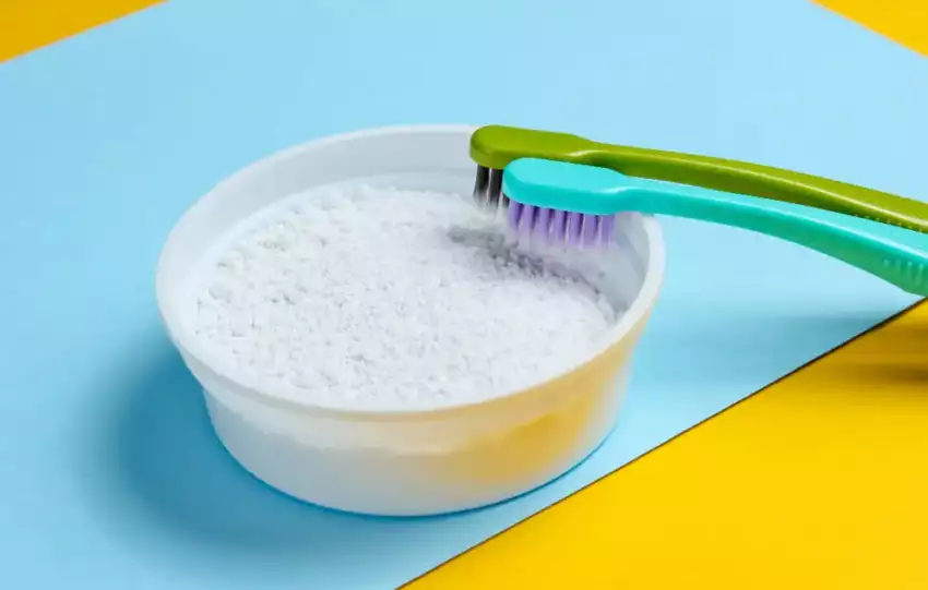 escovas de dente com bicarbonato para explicar se bicarbonato de sódio clareia os dentes