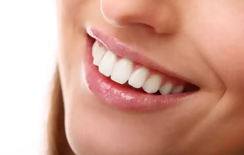 mulher com sorriso perfeito e dentes brancos